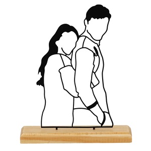 Estatua de Pareja de Metal Negro Atractiva con Base de Madera, Pieza Decorativa Perfecta para Interiores Elegantes y Cálidos de la India - Product Image 4