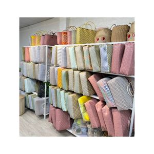 Bolsos de Mano de Plástico de Color Intenso MÁS DESEADOS para una Decoración Interior Dramática y Apoyo a la Producción de la Comunidad Artesanal Local - Product Image 6