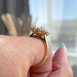 Anillo de Compromiso de Diamantes Cultivados en Laboratorio de 2 Quilates, Diseño de Halo, Oro de 14K, Joyería Fina Moderna y Atemporal - Product Image 4