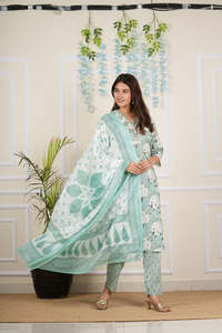 Conjunto de Kurta, Pantalón y Dupatta de Algodón Cambray en Verde con Estampado Floral al por Mayor, Detalles de Espejo y Cuello en V, Corte Regular para Mujer - Product Image 4