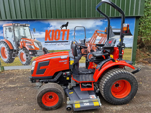 Vente en gros de tracteurs miniatures diesel Kioti DK5510 4x4 d'occasion, qualité supérieure, prêts à être expédiés. - Product Image 2