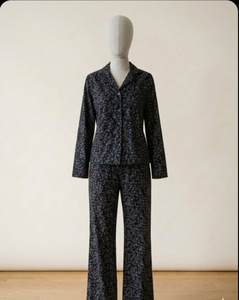 Ensemble de pyjama pour femmes de Luxe Enterprises, imprimé floral de haute qualité, manches longues, col classique rabattable, vêtements de nuit doux - Product Image 5