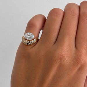 Bague en or jaune pour femme avec diamant de laboratoire taille brillant rond, pierre centrale et diamants pavés sur les côtés, bijou de fiançailles de luxe - Product Image 4