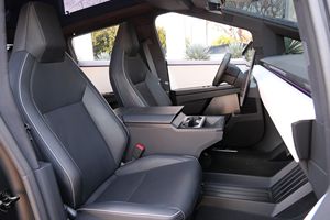 Tesla Cybertruck Foundation Series 2024, 600 ch, double moteur, transmission intégrale, capacité de conduite autonome complète, roues T Sportline de 24 pouces - Product Image 4