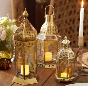 Lanterne marocaine en métal lourd avec une structure robuste et durable avec un treillis complexe et des perforations florales - Product Image 2