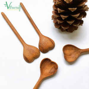 100% en bois, cuillère en forme de cœur, utilisée pour les repas quotidiens ou comme un cadeau significatif. Taille 12x3cm. Un cadeau significatif - Product Image 5