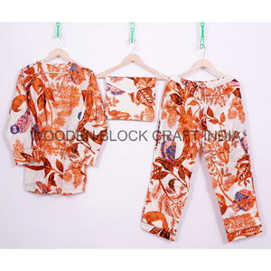 Conjunto de pijama floral tropical para verano Conjunto de pijama con estampado de bloques de mano inspirado en la naturaleza con diseño intrincado y color vibrante - Product Image 1