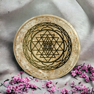 Venta al por mayor de chips de piedras preciosas de selenita de alta calidad, posavasos de orgón pulido, símbolo Shreeyantra para la decoración del hogar, orgonita curativa - Product Image 2