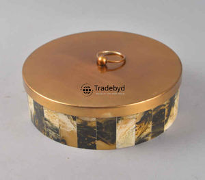 Boîte décorative incrustée de résine exclusive pour les cadeaux de bijoux et les intérieurs de maison modernes par Tradebyd - Product Image 1
