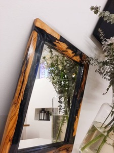 Cadre en résine d'approvisionnement direct d'usine avec éléments décoratifs intégrés avec des paillettes de fleurs ou des pierres disponibles à la vente - Product Image 2