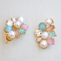 Anting-anting tusuk klasik premium berbahan kuningan, berlapis emas 14K, dengan mutiara baroque, kristal, bentuk bunga, buatan tangan, finishing satin, trendi
