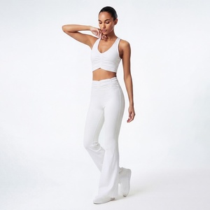 Ensemble de yoga 2 pièces blanc en coton et élasthanne respirant sans couture : Crop top à col en V et short taille haute avec bretelles convertibles - Product Image 1