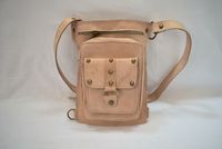 Sac à main pour homme en cuir véritable, style hip-hop, demi-lune, avec rivets décoratifs, fermeture à cordon, sangle simple