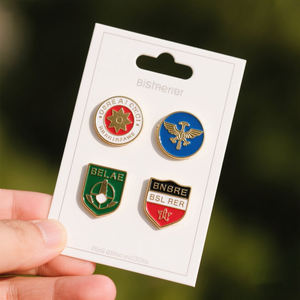 Pin de Solapa Personalizado de Aleación de Zinc Chapado en Oro con Diseño Deportivo de Dibujos Animados para Graduación, con Esmalte Duro/Suave y Tarjeta de Respaldo - Product Image 1