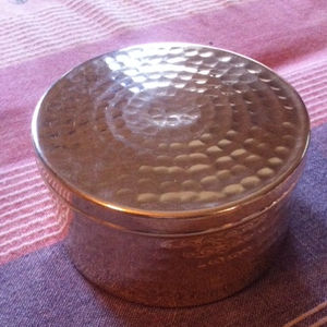 กระปุกเทียนทรงกระบอกทำมือจากทองเหลือง พร้อมการพิมพ์แบบ Letterpress สำหรับเทศกาลอีสเตอร์ - Product Image 2