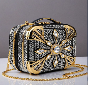 Bolso de mano con forma de frasco de perfume con incrustaciones de joyas de esmeralda. Disponible a precios de mayoreo. - Product Image 4