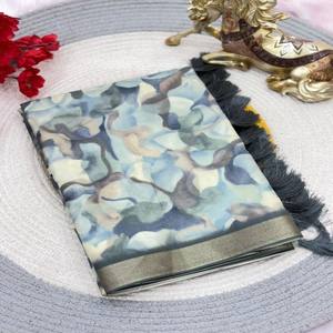 ผ้าไหมมาปิวรัม วัสตรา คอทเทจ พร้อมลายพิมพ์ทั่วผืน ขอบผ้าทอลายดิจิทัลสีทอง พร้อมพู่ห้อย ผ้าคลุมไหล่พิมพ์ลาย และเสื้อพิมพ์ลาย - Product Image 3