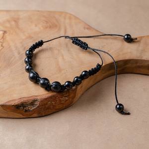 Bracelet en shungite shambhala macramé Camilla avec 8 perles rondes polies Ø 0.32 po (8mm) et 3 perles rondes polies Ø 0.39 po - Product Image 1