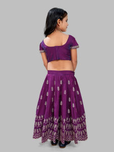 Conjunto de Lehenga Choli para Niñas Shoryam Fashion, Color Morado, Seda, Completamente Cosido, Largo hasta el Suelo |   Traje Étnico Tradicional Indio para Niñas, Boda - Product Image 3