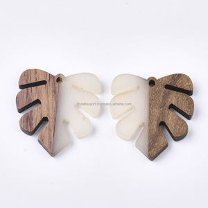 Nouveau modèle Boucles d'oreilles classiques en bois avec feuilles et résine Boucles d'oreilles pendantes géométriques creuses en résine Accessoires Boucles d'oreilles - Product Image 6