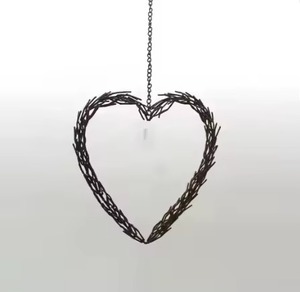 Corazón colgante de metal con acabado rústico hecho a mano con cuerda de yute, decoración de pared para bodas, aniversarios - Product Image 2