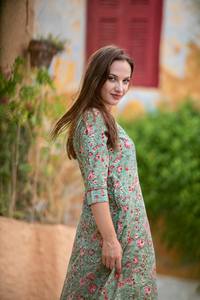 Vestido Harriet Estampado a Mano, Largo hasta la Pantorrilla, Estilo Bohemio, Floral, Verde y Rojo, Informal, Ocasional, Hecho a Mano, Moda Ética, con Paneles - Product Image 5