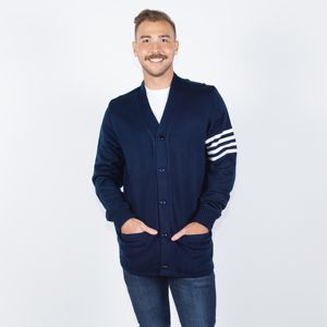 Pull universitaire d'inspiration vintage-doux, chaud et parfait pour une tenue décontractée et un look tendance - Product Image 3