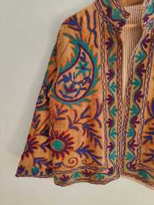 Chaqueta Suzani de Terciopelo Bordada a Mano para Mujer, Chaqueta Bohemia de Terciopelo Única, Prenda Exterior Elegante de Invierno, Moderna y a la Moda - Product Image 3