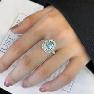 Anillo de compromiso con diamante de laboratorio de talla elegante en forma de pera de 3.20 quilates con certificación IGI, triple halo, tallo tipo catedral, claridad VVS-VS, impresionante para boda - Product Image 6