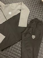Conjunto Deportivo para Hombre, Talla Grande, Otoño-Invierno, Corte Ajustado, con Capucha, Estilo Urbano, Transpirable, Diseño Personalizado, Chaqueta y Pantalones Ligeros