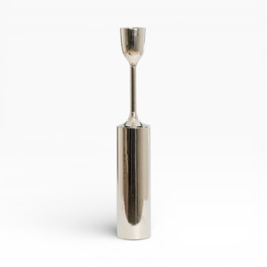 Bougeoir en métal argenté poli avec base large et tige décorative pour une décoration de table et de sol haut de gamme - Product Image 5