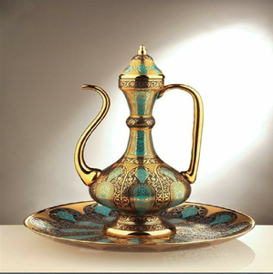 Ewer de cobre sólido con un patrón floral en relieve. Jarra decorativa rústica de Oriente Medio. Disponible a precios de mayorista. - Product Image 4