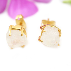 Royal Fashion Raw Rainbow Moonstone forma cuadrada 8MM 24KGold Plated Prong Setting Stud pendiente para mujer Joyería Al por mayor fiesta - Product Image 1