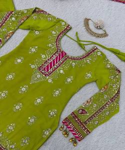 Descubre Nuestro Vestido de Gasa, Perfecto para Eventos Diurnos y Reuniones de Verano con Su Tela Ligera. - Product Image 4