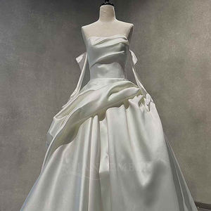 Robe de mariée moderne brillante NT59 à col bateau long, avec volants, dentelle, fleurs et appliques en cristal, avec manches - Product Image 5