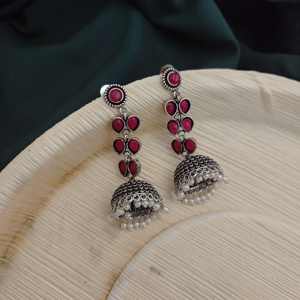 Boucles d'oreilles pendantes Ruhi faites à la main, rouge foncé, best-seller, bijoux indiens faits à la main de haute qualité, accessoires de mode - Product Image 1