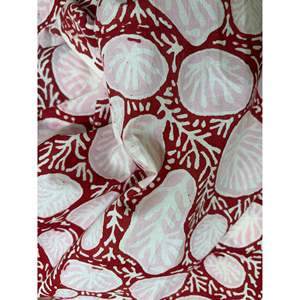 ผ้าฝ้ายพิมพ์ลายดอกไม้สีแดงชมพูขาวสำหรับผู้หญิง ยี่ห้อ NIHARO ผ้าพิมพ์ลายด้วยมือจากเมืองชัยปุระ ยาว 10 เมตร เหมาะสำหรับทำชุดเดรส - Product Image 3