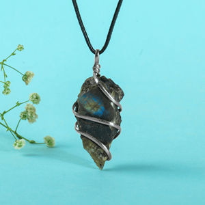 Labradorita hecha a mano, colgante envuelto en alambre de piedra rugosa, joyería de piedras preciosas pulidas para curación de energía espiritual, amor elegante - Product Image 5