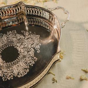 Plateau de service en métal pour centre de table de mariage, plateau de service vintage en or avec pieds, plateau en métal élégant pour la décoration de la maison, plateau décoratif en or - Product Image 3