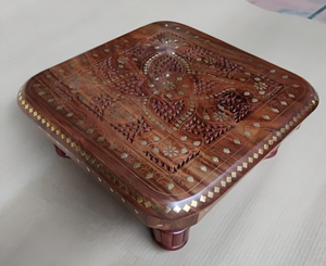 Chowki en bois de Sesham artisanal avec incrustation en laiton et sculpture florale support décoratif traditionnel Pooja Chowki - Product Image 2