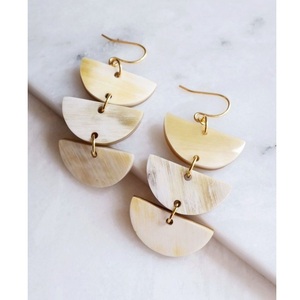 Boucles d'oreilles en corne de bœuf artisanales, bijoux bohèmes chic, fabricant et fournisseur d'Inde, pour les fêtes et les événements - Product Image 3