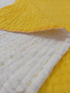 Edredón de algodón reutilizable Kantha, edredón amarillo sólido, manta suave acolchada hecha a mano cosida a mano - Product Image 2