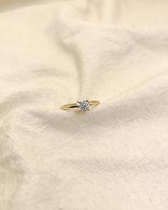 Anillo de compromiso de diamante de moissanita cortado de 4,5mm | Solitario clásico de 4 puntas | Anillo minimalista chapado en oro de 18 quilates de Plata de Ley 925 - Product Image 3