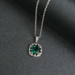 CLARA Colgante de Plata de Ley 925 con Zirconia Cúbica Verde Oscuro, Corte Cojín, Diseño Geométrico, Baño de Rodio, Regalo para Mujeres y Niñas - Product Image 2