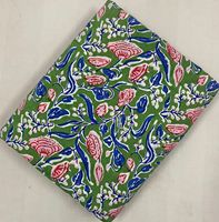 Catálogo de telas de algodón estampadas a mano en Jaipur, con motivos florales surtidos, textiles de algodón indio para prendas de vestir, decoración del hogar y manualidades.