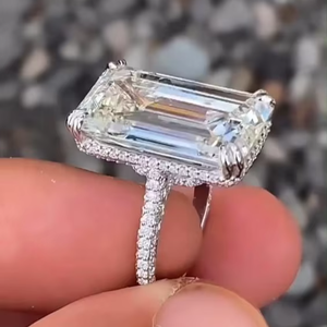 Anillo de diamante cultivado en laboratorio de corte esmeralda para mujer, ajuste cómodo, banda de boda de compromiso, puntas de garra hechas a mano para her-IGI Parties - Product Image 1