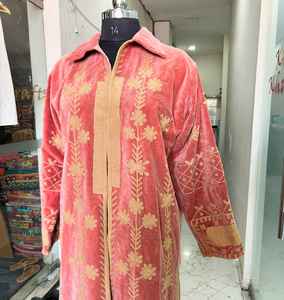 Chaquetas Cortas de Terciopelo Suzani Hechas a Mano, Abrigo Bordado, Chaquetas Suzani, Chaqueta Larga de Terciopelo con Bordado Suzani - Product Image 3