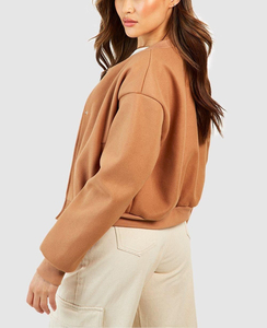 Chaqueta Varsity Acolchada de Invierno para Mujer, de Piel de Oveja Teñida, con Logotipo Bordado en Chenilla Personalizado, de Alta Calidad OEM, Estilo Urbano y Béisbol - Product Image 3