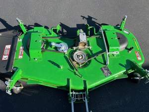 John Deere 1025R 2023 completo con cargador, plataforma de corte de 60 pulgadas y 21 horas de uso. Excelente tractor compacto usado asequible - Product Image 4