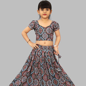 Lehenga Choli de Poliéster Negro con Estampado Floral Ajrakh para Niñas |   Traje Tradicional Étnico para Niños, Completamente Cosido, para Bodas y Fiestas - Product Image 1